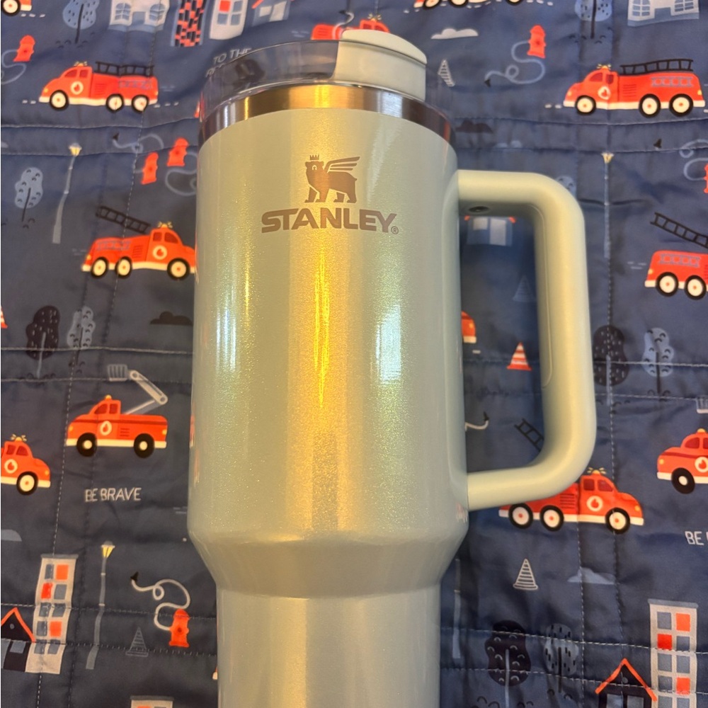 Stanley Quencher H2.0 FlowState 40oz Tumbler – Blueberry Milk
